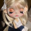 Blonde Blythe do