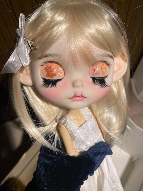 Blonde Blythe do