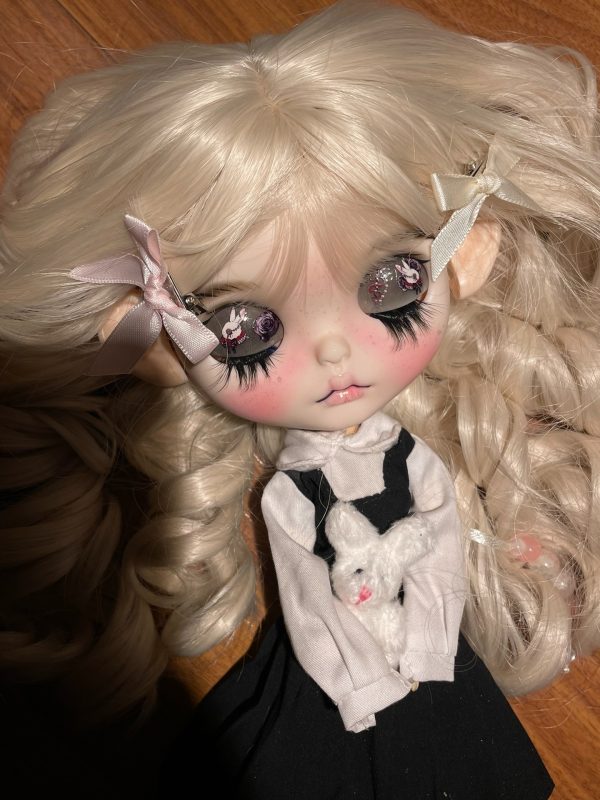 Finished photo of Blythe doll with blonde hair