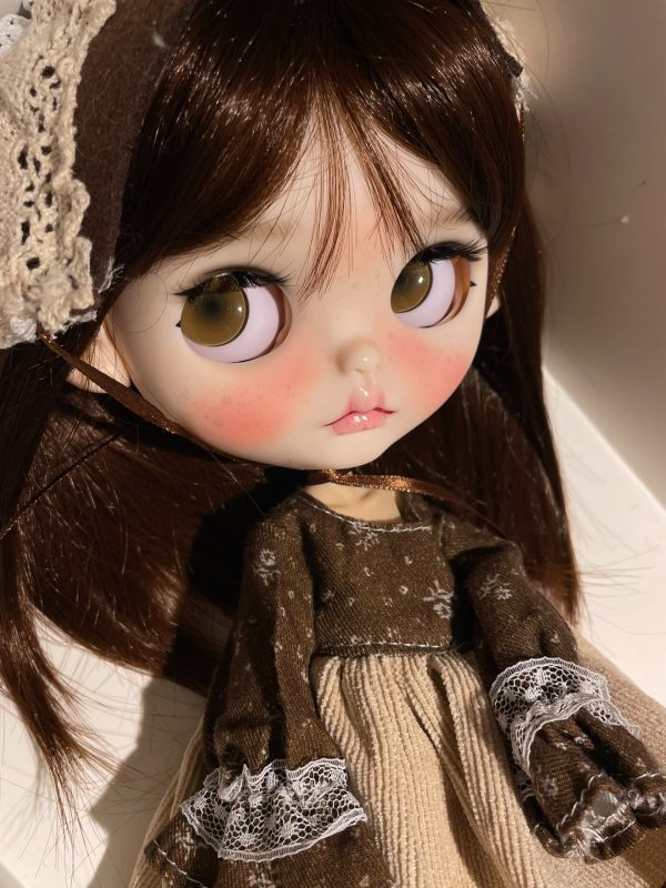 The finished Blythe with long brown hair