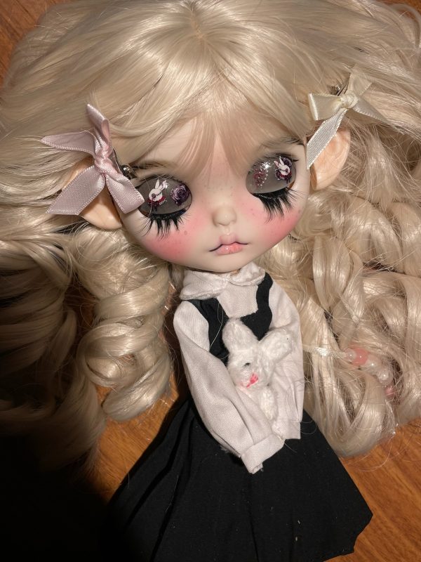 Finished photo of Blythe doll with blonde hair
