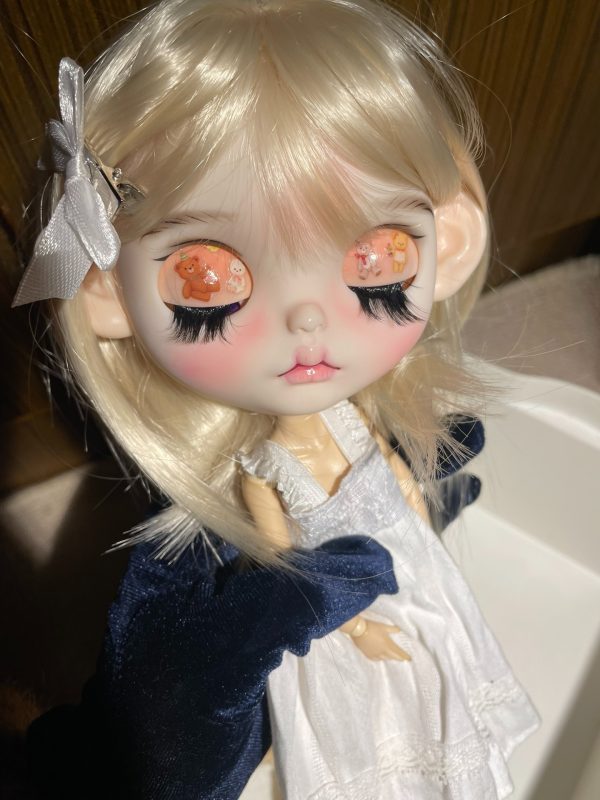 Blonde Blythe do