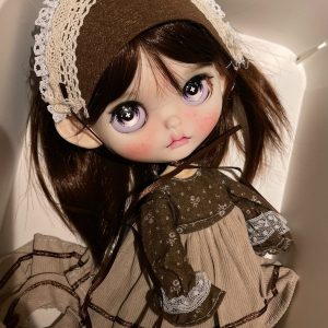 The finished Blythe with long brown hair