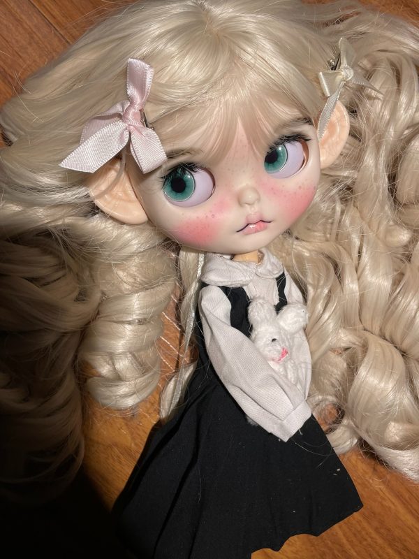Finished photo of Blythe doll with blonde hair