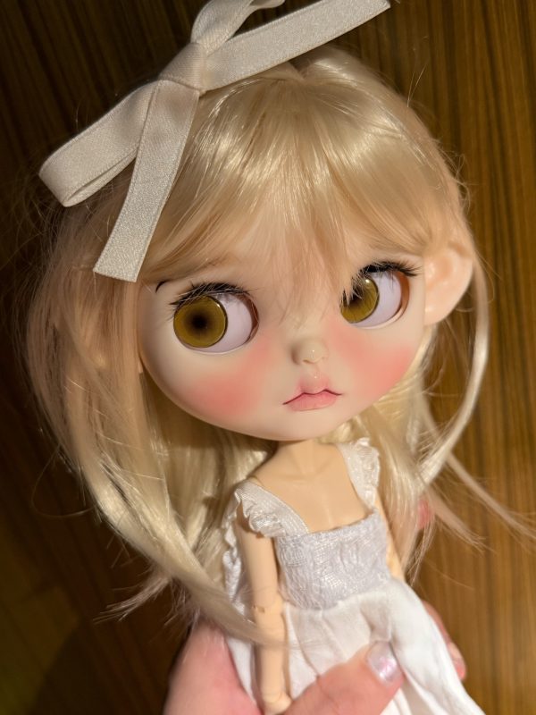 Blonde Blythe do