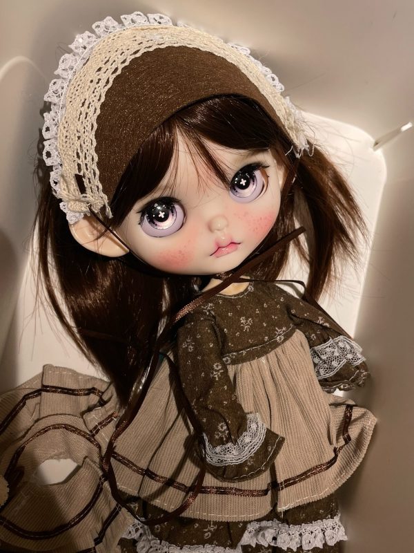 The finished Blythe with long brown hair