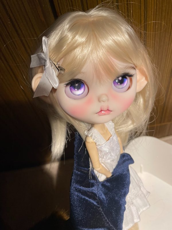 Blonde Blythe do