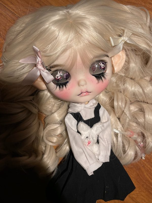 Finished photo of Blythe doll with blonde hair