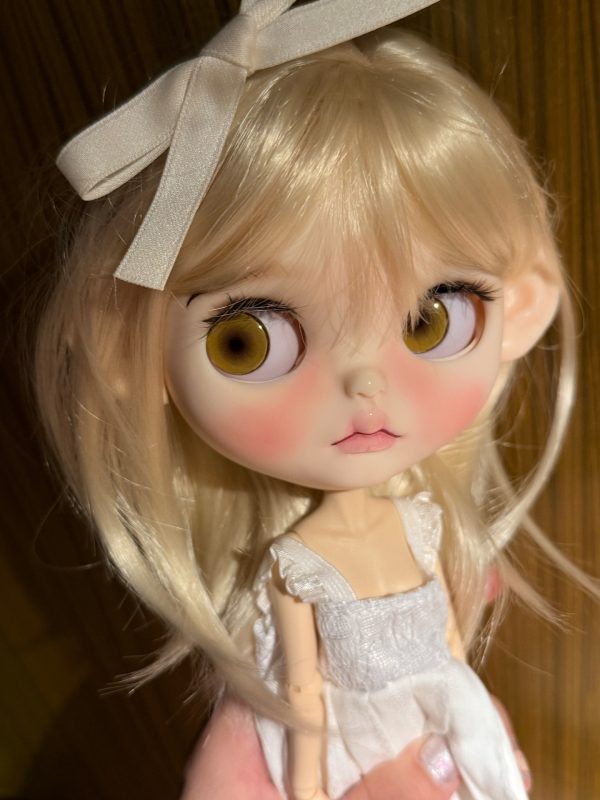 Blonde Blythe do