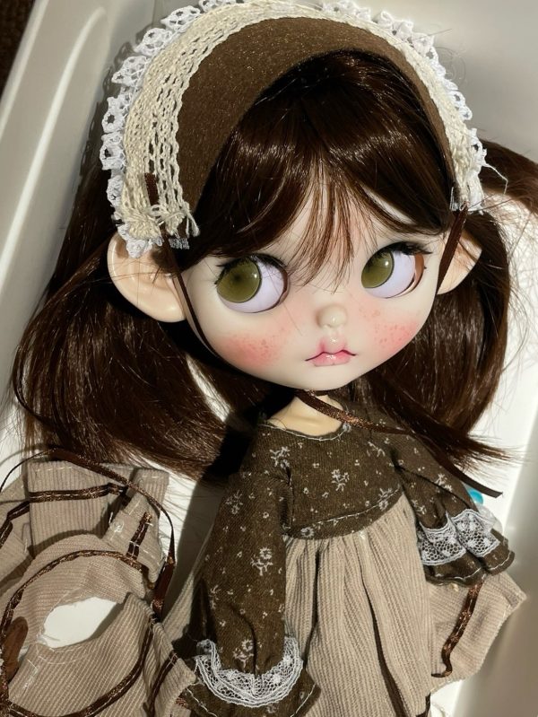 The finished Blythe with long brown hair