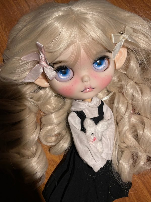 Finished photo of Blythe doll with blonde hair