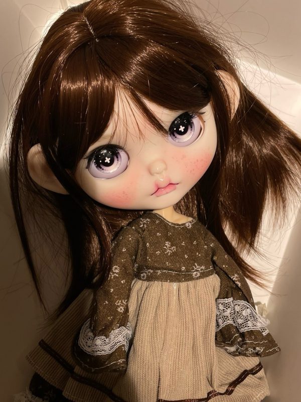 The finished Blythe with long brown hair